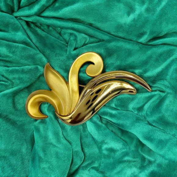 Casual Corner Floral Swirl Brooch Vintage Modernist Statement Gold Tone Pin - Picture 9 of 9